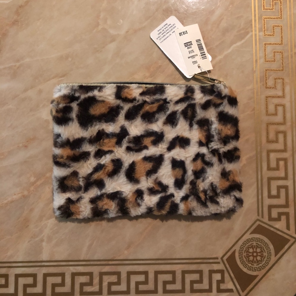 COPY - Aeropostale 🐆 faux fur clutch